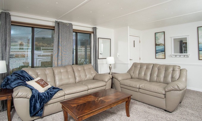 Lava Hot Springs Cottage | River Cottage-Private River Access-Small Dogs OK