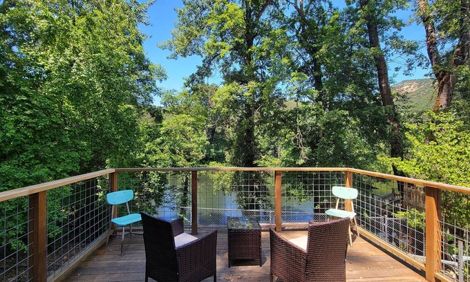 Gold Hill House | River Front Cottage ~ Spa Pool, Mountain Views, and Lovely Outdoor Space!