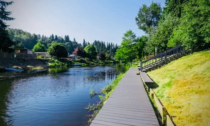 Bothell Apartment | River Inn Cabin Theme Flat w/Dock
