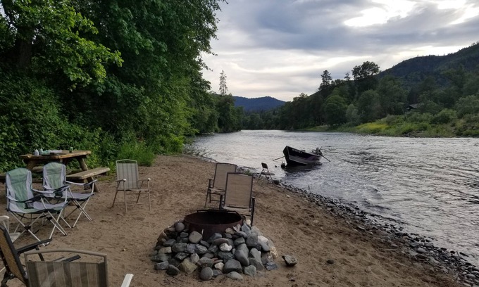 Grants Pass House | RIVER LIFE ON A WARM SANDY BEACH ON THE RIVER NEXT TO DOWNTOWN ROGUE RIVER.
