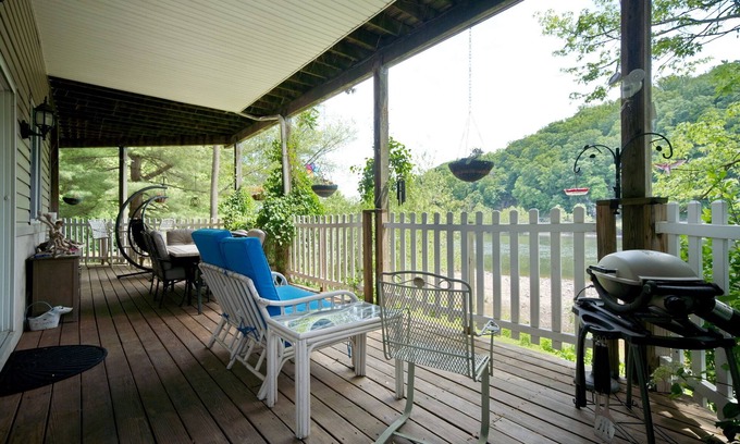 Danboro House | River Retreat with private apartment and deck on the beautiful Delaware River