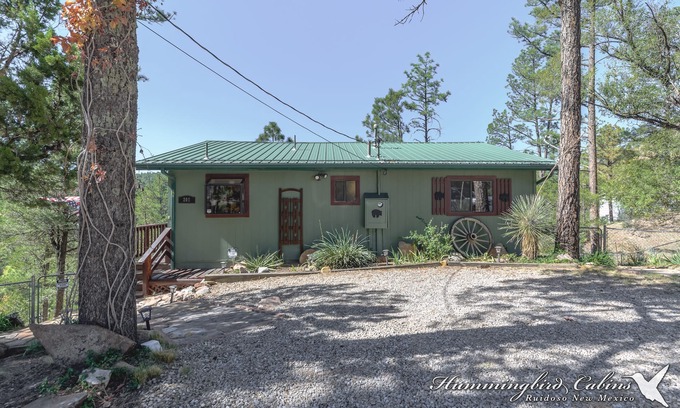 Ruidoso Cabin | River Ridge Retreat: Cozy yet modern with private hot tub and amazing views. Dog friendly.
