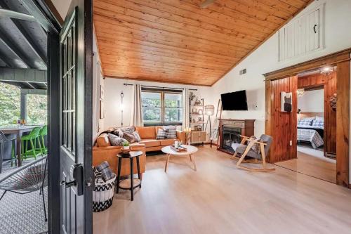 Hedgesville House | Riverfront Cabin wFirepit Pool Table Porch WiFi