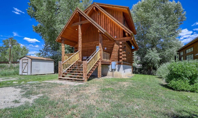 Pagosa Springs Cabin | Riverfront Cozy Cabin, Gas Fireplace, Pet-Friendly, Close to Downtown, Skiing, and Hiking Adventures