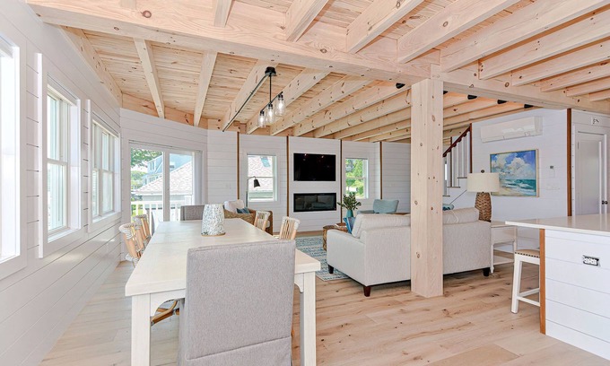 Gloucester House | Riverfront luxury in Gloucester.
