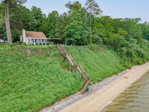 Surry House | Riverfront Oasis Kayaks, Private Beach, & More