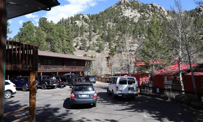 Estes Park Hotel | Riverfront Pool Motel, Views 1Q1FLL