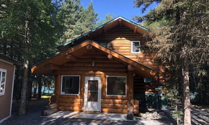 Cooper Landing Cabin | Riverfront Retreat on Kenai River