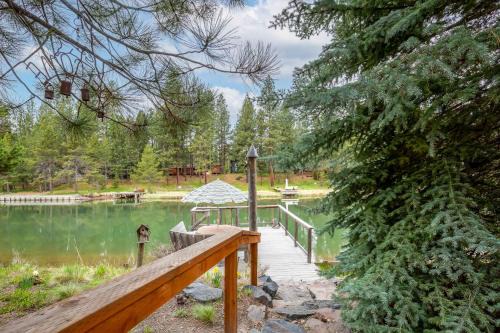 Three Rivers House | Riverfront Retreat in Sunriver Oregon with Stunning River Views