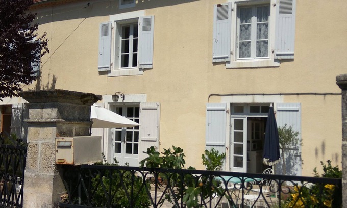 Gout-Rossignol House | Riverside cottage, traditional style