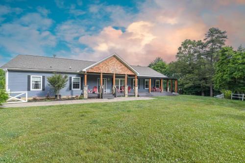 Arden House | Riverside Ranch by AvantStay Mins to Downtown