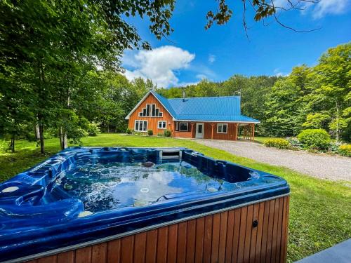 Saint-Raymond Ski Chalet | Riverside Stay with Pool Table, Open Air Patio, BBQ