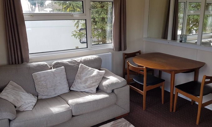 Kneesall Cottage | Robin Hood Retreat 2 Bedroom Chalet Free Parking