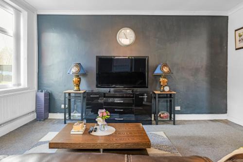 Rochdale House | Rochdale 3 Bedroom House 2 Bath with FREE Parking Sleeps 7