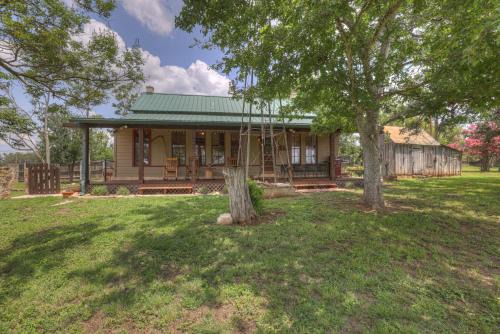 Fredericksburg House | Rocking Ox Gasthaus and Barn Cabin