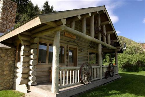 Darby House | Rocky Mountains Nature Escape: Amazing Log Cabin with a Hot Tub in Darby, MT