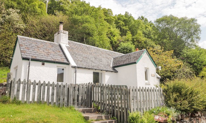 Nostie Cottage | RODDY'S COTTAGE, pet friendly, character holiday cottage in Glenelg