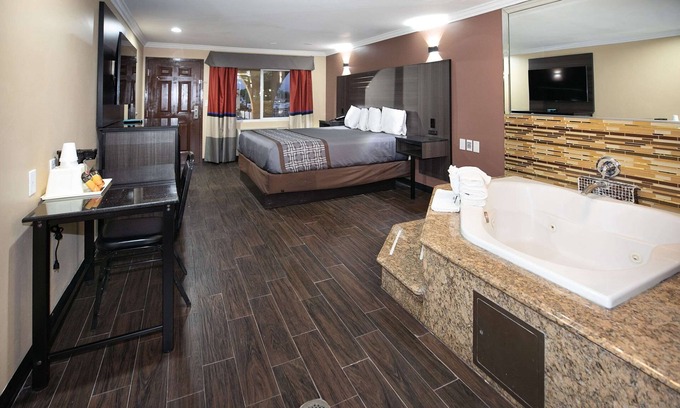 Bellflower Hotel | Rodeway Inn & Suites