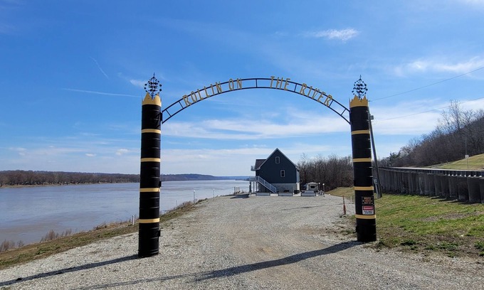 Lawrenceburg House | Rollin on the River: Riverfront, Hot Tub, Creation Museum, Ark, Ski, Sleeps 15