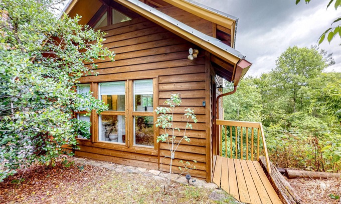 Wesser Cabin | Rolling Ridge Riverview Cabin in Bryson City with private balcony