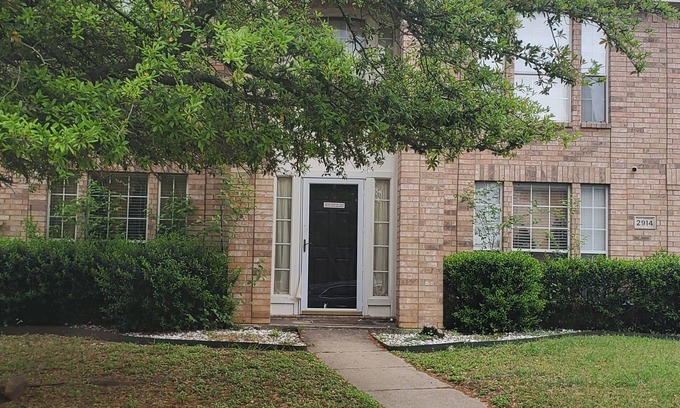 Mesquite House | Romantic double family home with spacious ready set barbecue backyard in Dalllas