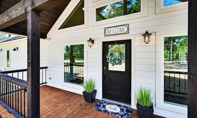 Broken Bow Cabin | Romantic farmhouse cabinđ˛Large mural on back deckđ˛Huge swaying pinesđ˛Hot tub
