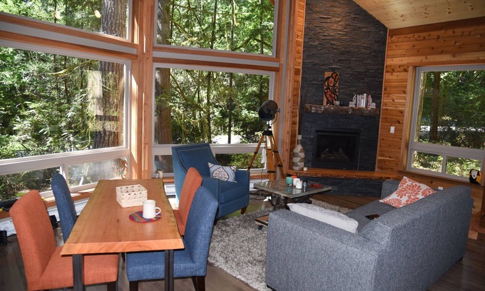 Burley Cottage | Romantic island retreat surrounded by majestic trees