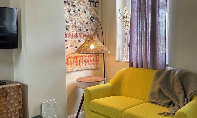 Jork Apartment | Romantic maisonette for 2 - with apple orchard view & box-spring bed