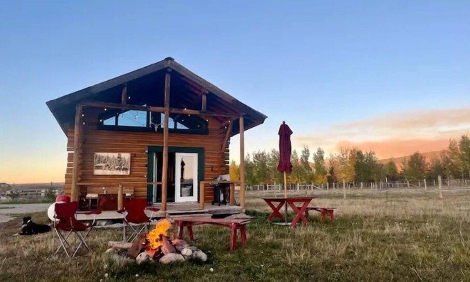 Driggs House | Romantic private Log Cabin with horse pasture