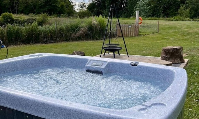 Legbourne Cabin | Romantic Riverside Pod with Private Hot Tub