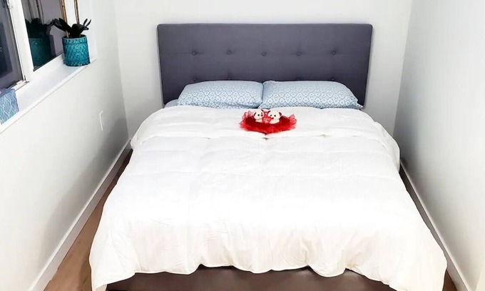 Lower Lonsdale House | Romantic Studio - Great Location