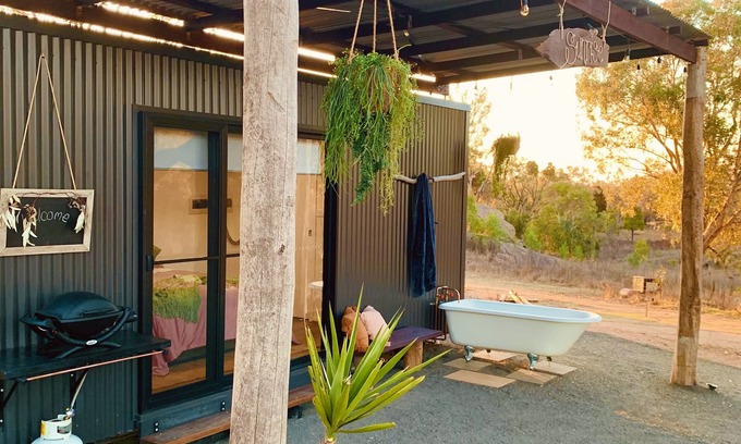Frog Rock Cabin | Romantic Sunrise Cabin set on a 25 acre idyllic farm 5 mins to Mudgee wineries