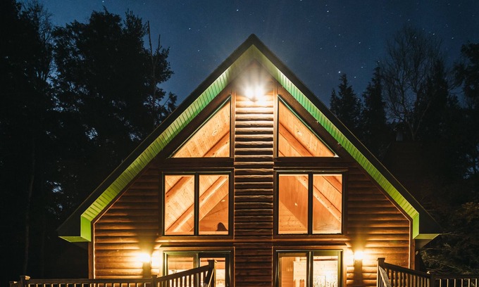 Wetmore Cabin | Romantic Upscale Cabin on Rustic Lake, A/C! 25 miles to Pic Rocks!