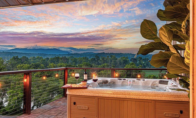 Asheville House | 🌄 Rooftop hot tub + panoramic views 🧖 Sauna, cold plunge, steam shower, gym 🎮 Pool table, arcade, 100” TV + grill deck