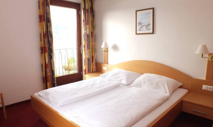 Millstatt Bed & Breakfast | Room 2, double room shower/WC, lake view - Villa Margarethe