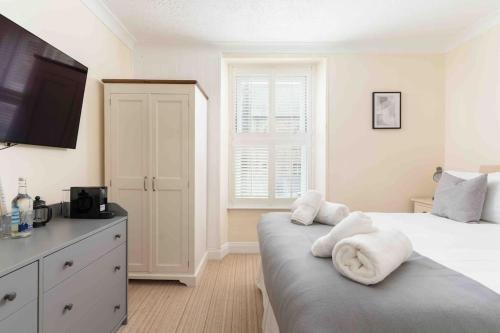 Marazion Apartment | Room 4, Hotel style double bedroom in Marazion