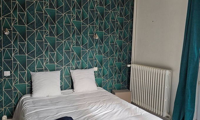 Salies-du-Salat Apartment | Room 'Double Room' with Shared Terrace, Wi-Fi and Air Conditioning