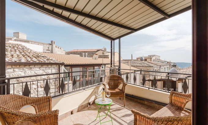 Giuliana Apartment | Room 'Federico 2°' with Mountain View, Wi-Fi and Air Conditioning