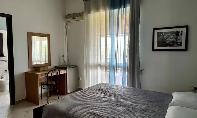 Vignacastrisi Apartment | Room 'Iris 4' with Private Terrace, Wi-Fi and Air Conditioning