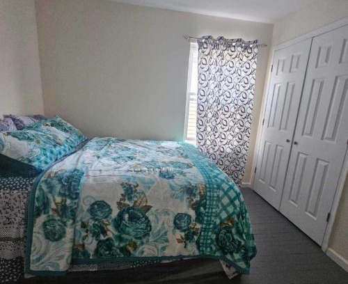 Newark House | Room K Divine Villa and Resorts 5mins to EWR Airport and 4mins to Penn Station Newark, New York