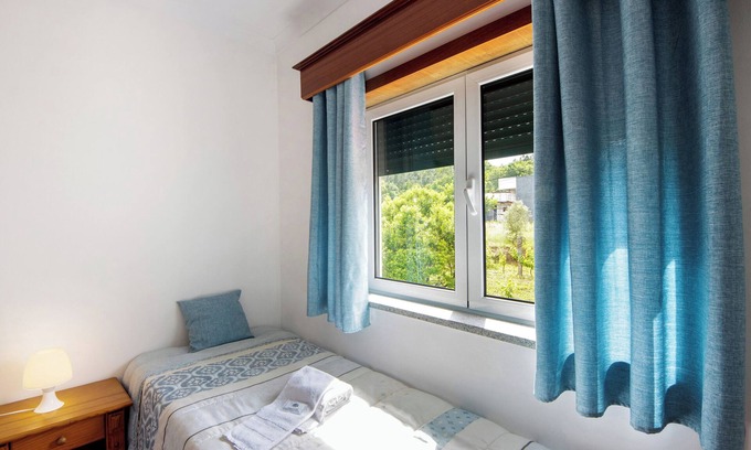 Castro Daire Apartment | Room 'Quarto 6 - Jorge Galinheiro' with Mountain View, Shared Garden and Wi-Fi