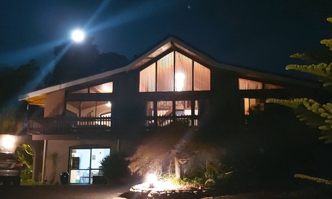 Tauranga Bed & Breakfast | Room with Queen bed. Close to all Bay attractions. Free Wifi & safe parking.