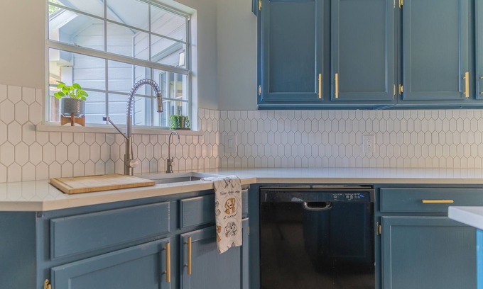 Frisco House | ROOMD | Mid Century Modern | King Beds | 3BR 2 BA