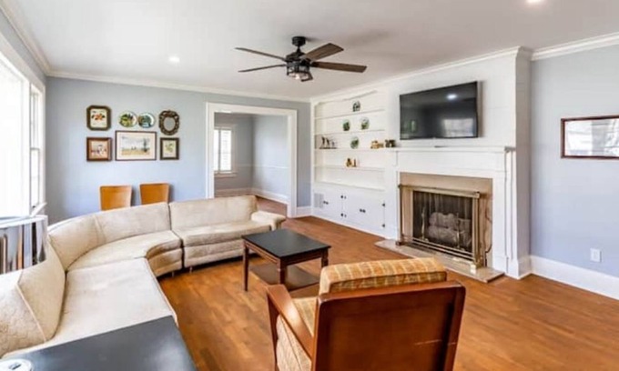 Fort Payne House | Roomy Retreat close to parks, camps, camping. Walk to quaint shops & VFW.