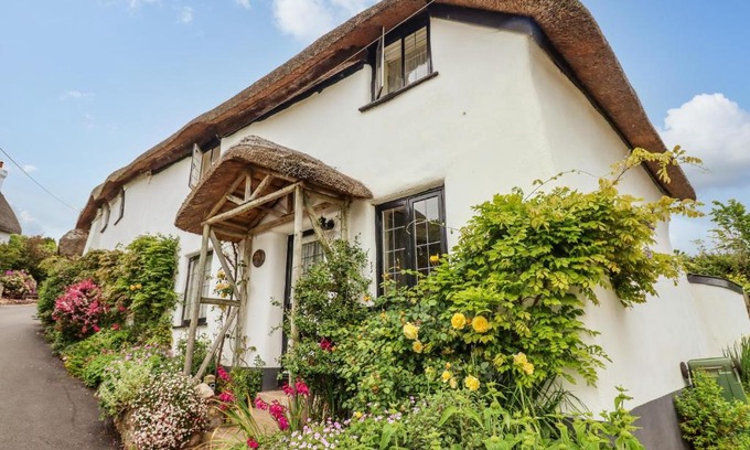 Dawlish House | Rose Cottage in Holcombe