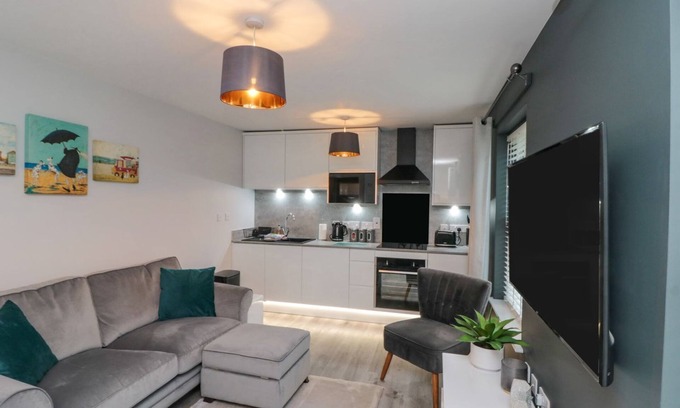 Filey House | ROSIE'S RETREAT, pet friendly, with pool in Filey