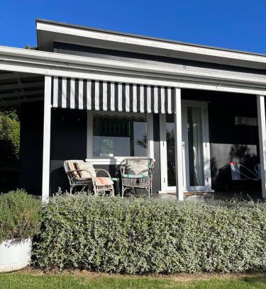 Stanmore Bay House | Rosies cottage hideaway in Stanmore Bay with lovely seaview