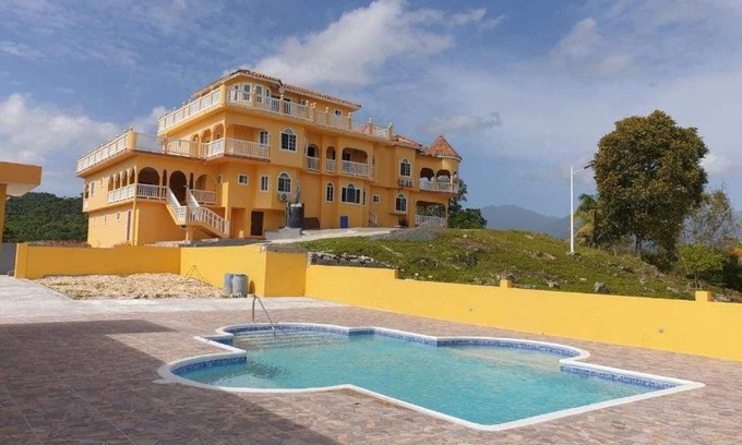 Saint Margarets Bay House | Round View Guest House
