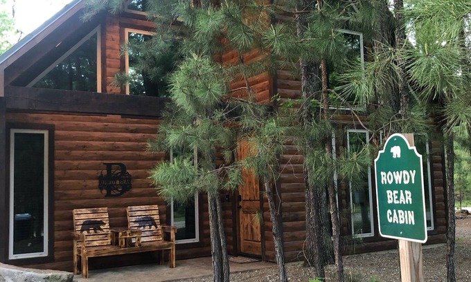 Broken Bow Cabin | Rowdy Bear Cabin-Fort PlaySet-Fishing Pond-Arcade-Foosball-XBox-Gas Grill-Hottub