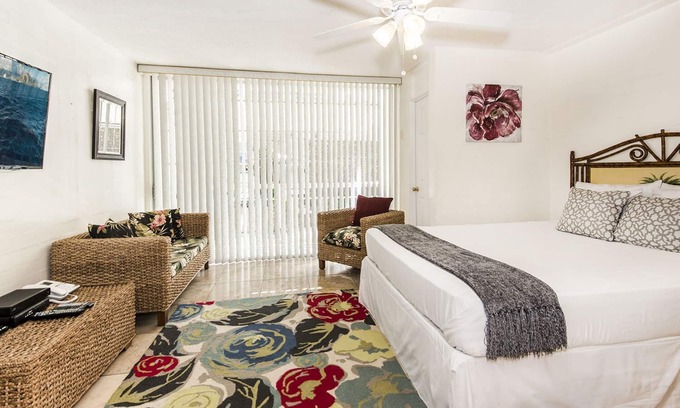 Waikiki Condo | Royal Moana Condo Close to Beach-Shops-Restaurants w/Fully Equipped Kitchen